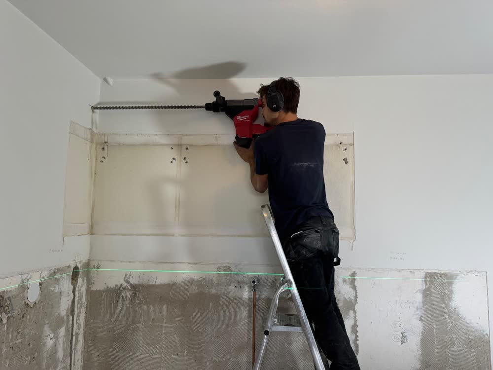 Leidingsleuven frezen in de wand, voordat er gestuct wordt