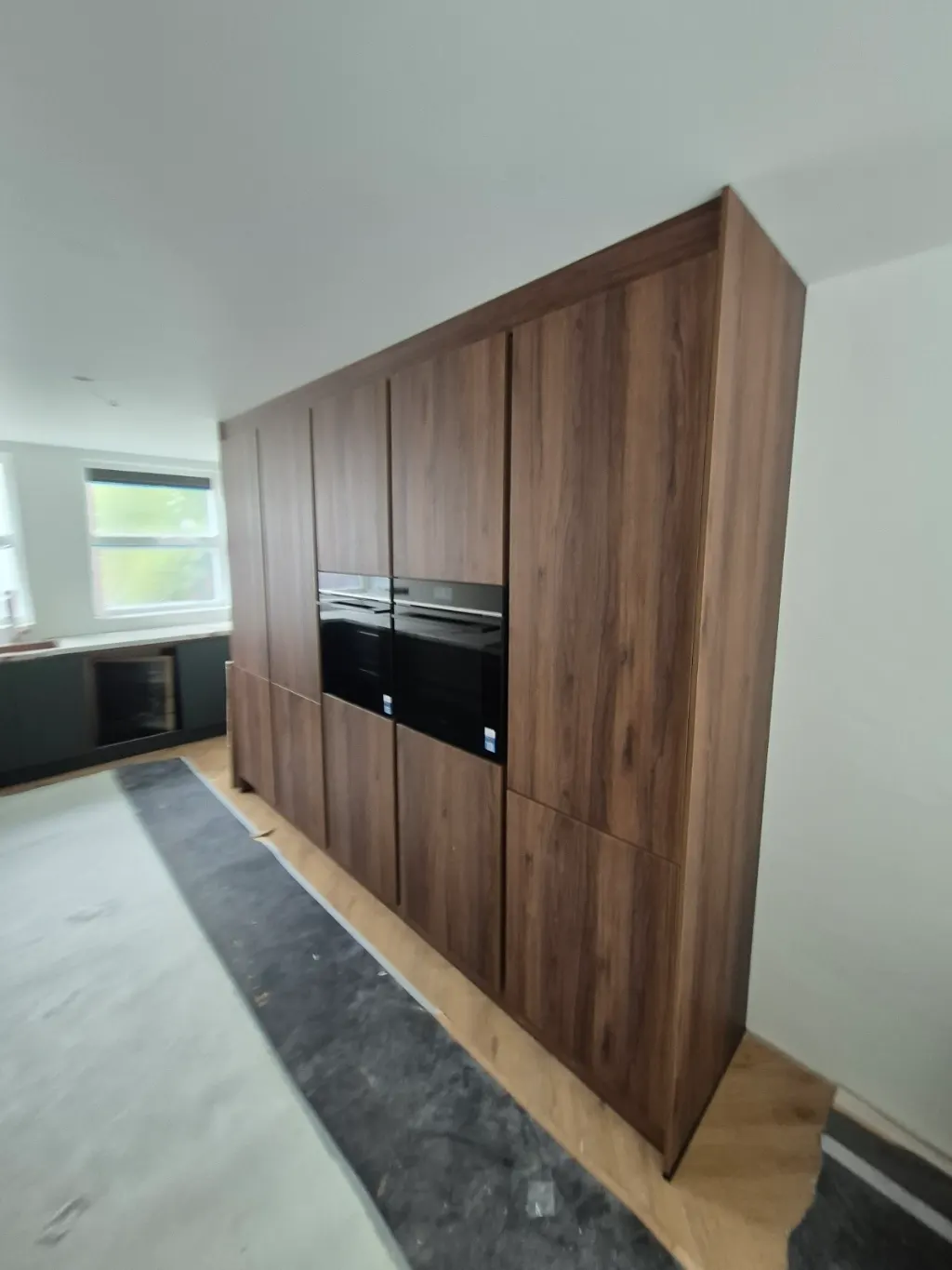 Kastenwand in notenhout met twee inbouwovens