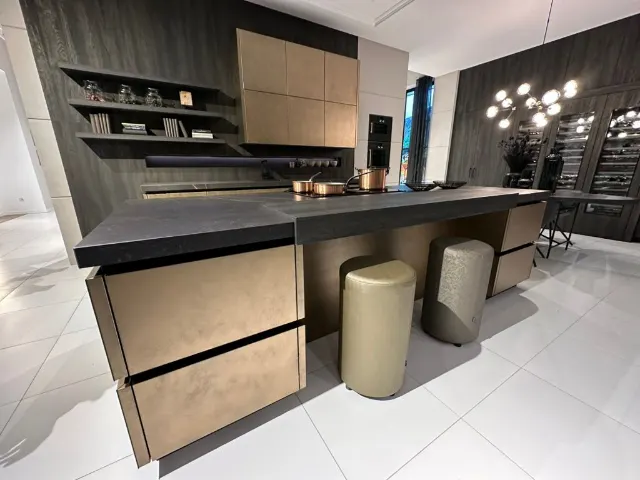 Showroomkeuken met bronskleurige fronten en een bar aan het eiland