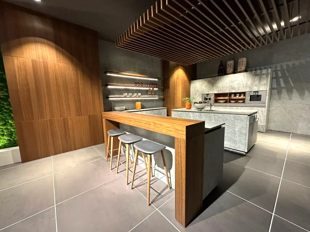 Showroomkeuken met een houten bar en een plafond van houten latten