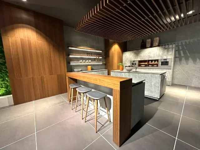 Showroomkeuken met een houten bar en een plafond van houten latten