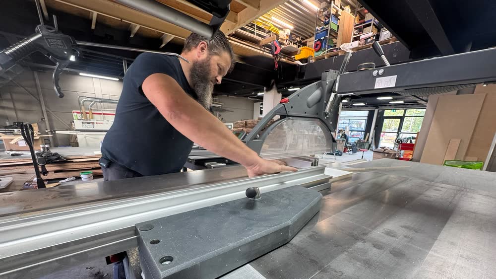 Plaatmateriaal langs de aanslag van de formaatzaag in onze werkplaats in Almere